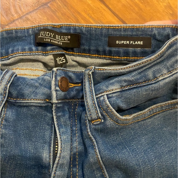 Judy Blue Jeans - Picture 3 of 3